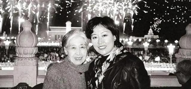 她是主席亲生女儿，主席逝世后改名换姓到美国读书，回国昏迷11年