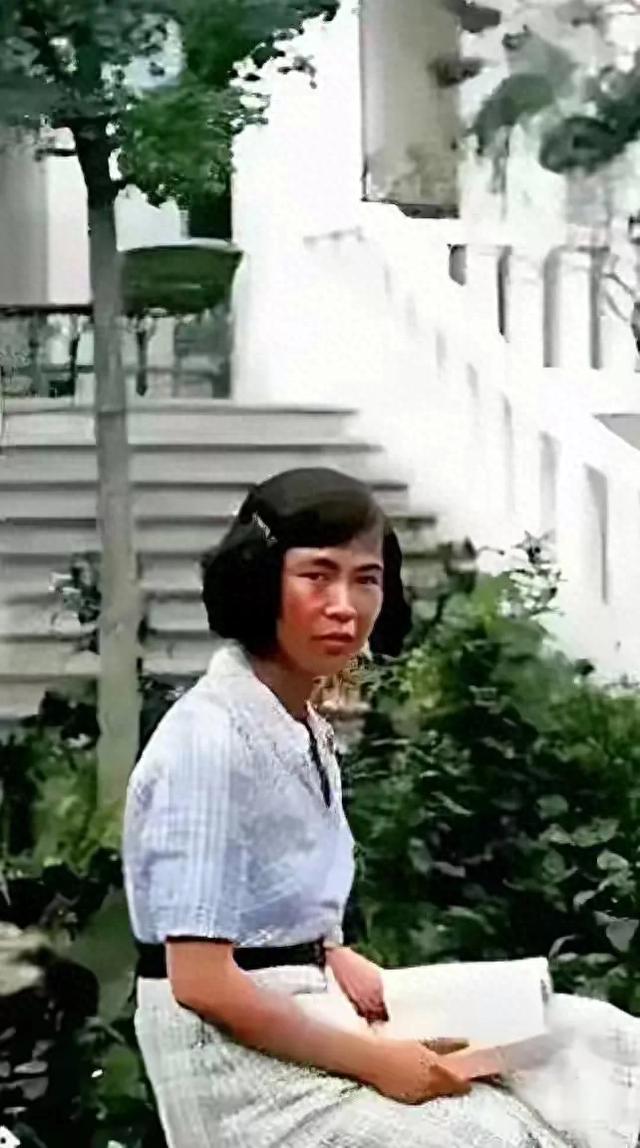 30岁的贺子珍在苏联莫斯科的样子， 并非演员扮演 ，纯纯的素颜女孩