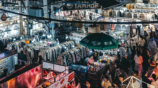 武汉最大的夜市，1公里分布着千余摊位，一到晚上挤得水泄不通