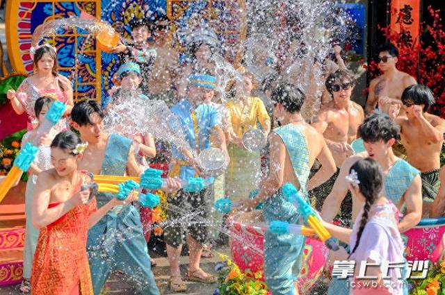 组图｜天天泼水节夜夜享清凉，长沙方特傣式泼水节等你来狂欢