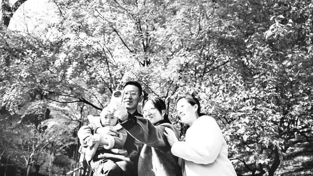 红叶有约 85万游客香山“追秋”