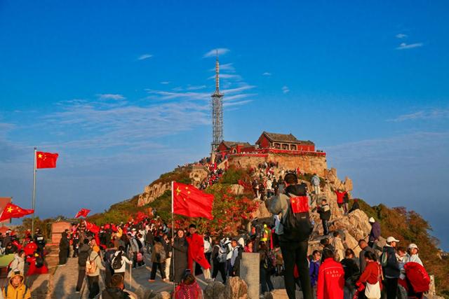 泰山之巅，最爱这抹中国红！