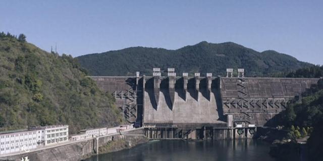 18735位村民含泪告别故土，千年古镇沉入水底