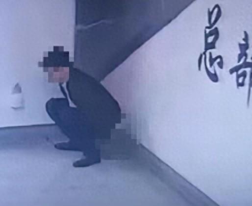 男子地铁站当众大便视频被质疑系内部监控外传 南宁轨道回应：正在排查核实