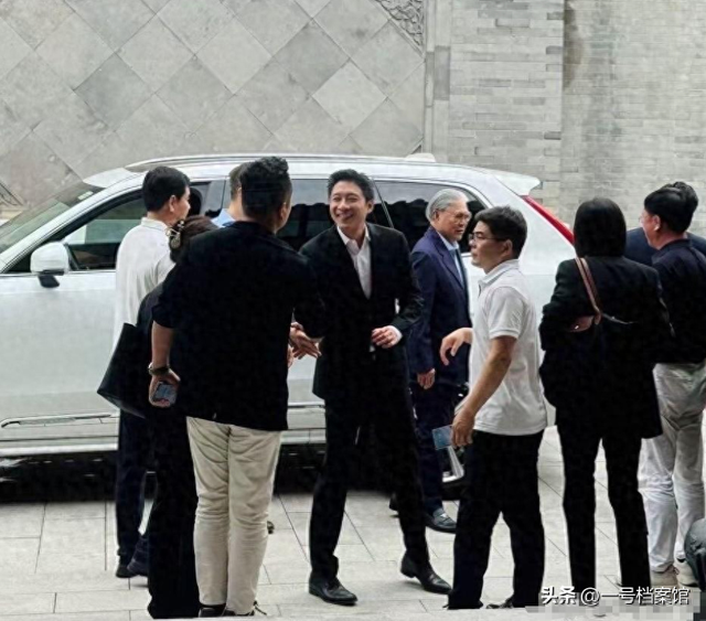 值得被尊敬的豪门，霍震霆父子三人现身北京 一身正气，目的很明确