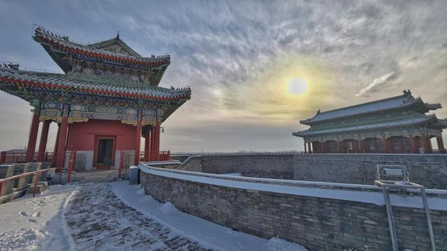 大雪初霁，香山脚下团城演武厅古朴雄壮，吸引游客驻足打卡