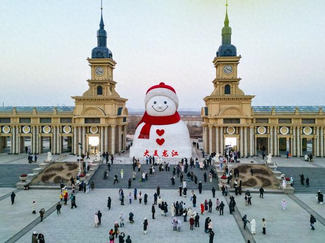 顶流归来！哈尔滨群力音乐公园大雪人引客打卡