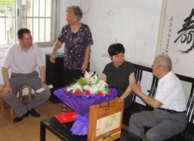 他19岁参加革命，后任徐州市委副书记，官至正厅级，终年98岁