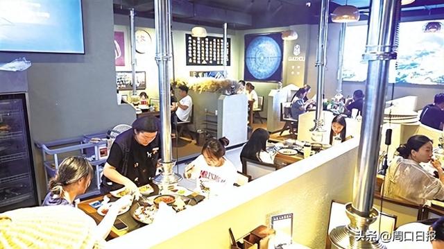 河南周口：关帝庙历史街区“夜经济”火热