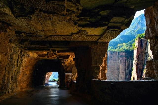 大量美国游客涌入新乡，打着旅游幌子不去旅游不吃美食，为啥来？