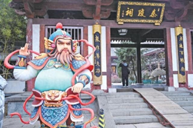 秦琼主题灯组亮相五龙潭