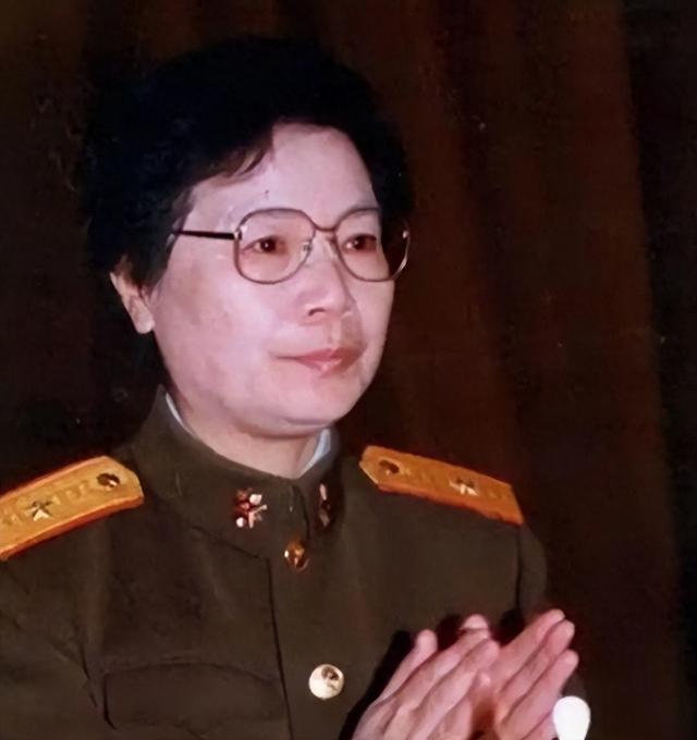 2004年，薄一波96岁生日，聂力带小外孙去看望：快给太爷磕头