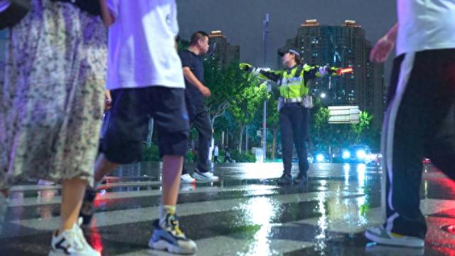 陆家嘴灯光秀下 她们守卫城市平安