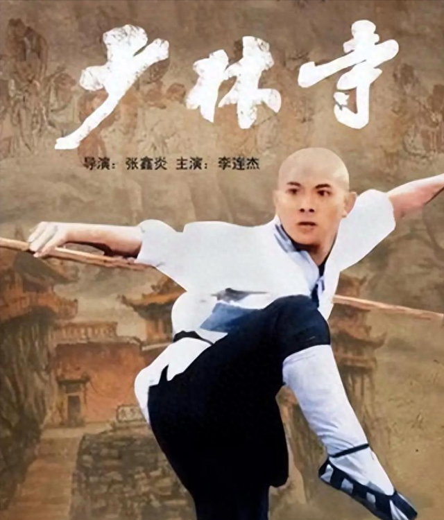 62岁李连杰豪宅游泳，脱光上衣自证清白，大腹便便并无刀疤