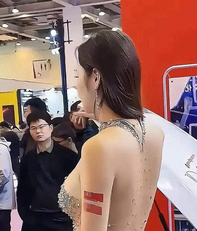 展厅里人山人海，热闹得像炸开了锅，我被这种氛围深深吸引