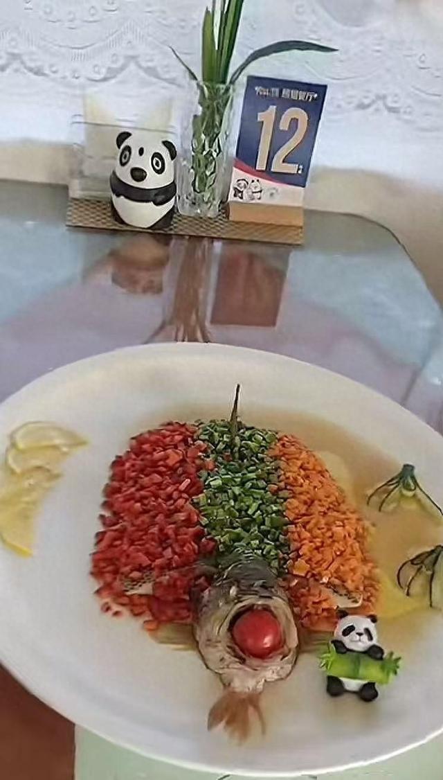 全家花96万坐熊猫专列，实际餐食与宣传不符？同行：宣传餐食系摆拍