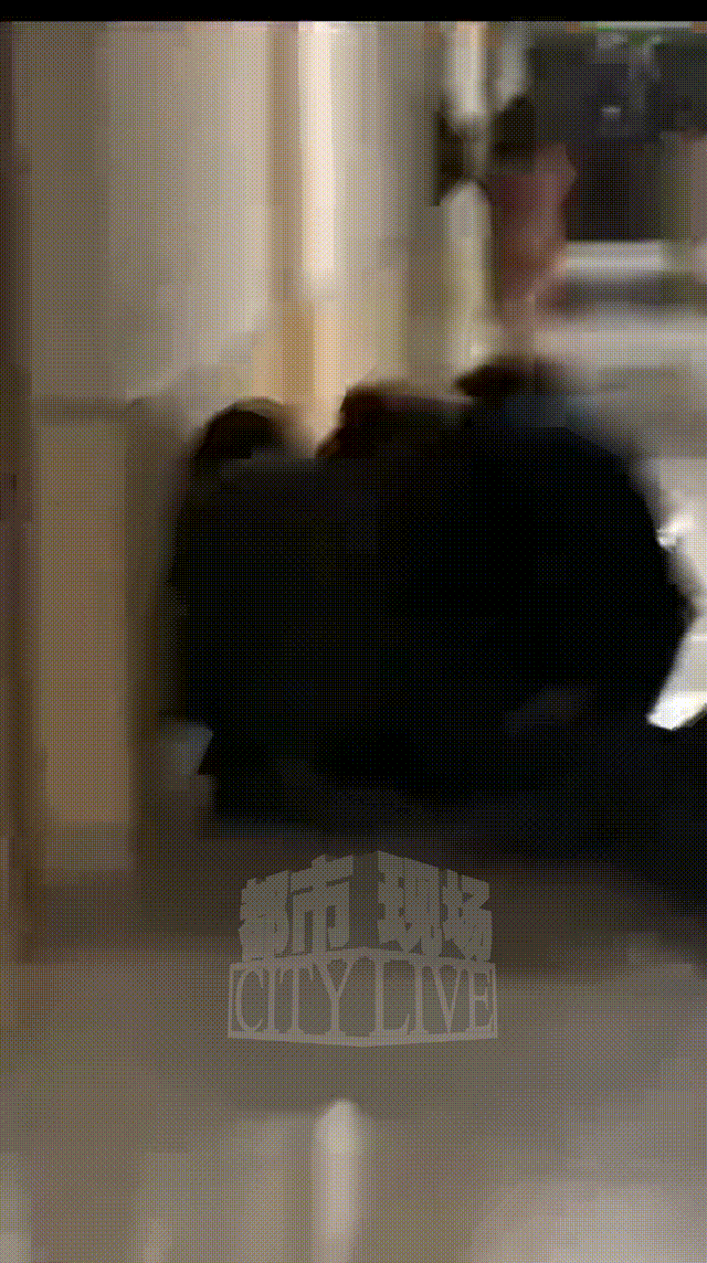 安徽一男子深夜闯入合肥幼专女生宿舍，学生：疑似蹲守2小时，目的明确去浴室	，校方：男子是校外人员