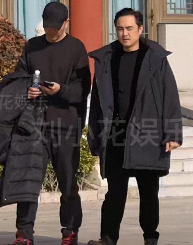 唐嫣露脸葬礼现场！罗晋手抱父亲遗照，神情落寞，唐嫣全程陪同