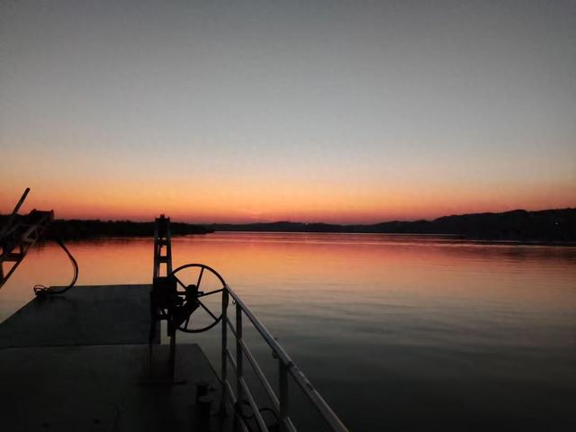 江村夕照:人生留剪影，人间重晚晴，远眺江岸，衡山，夕阳