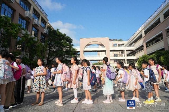 一年级教辅优化设计（书包轻了负担减了深圳中小学教辅材料新政观察）