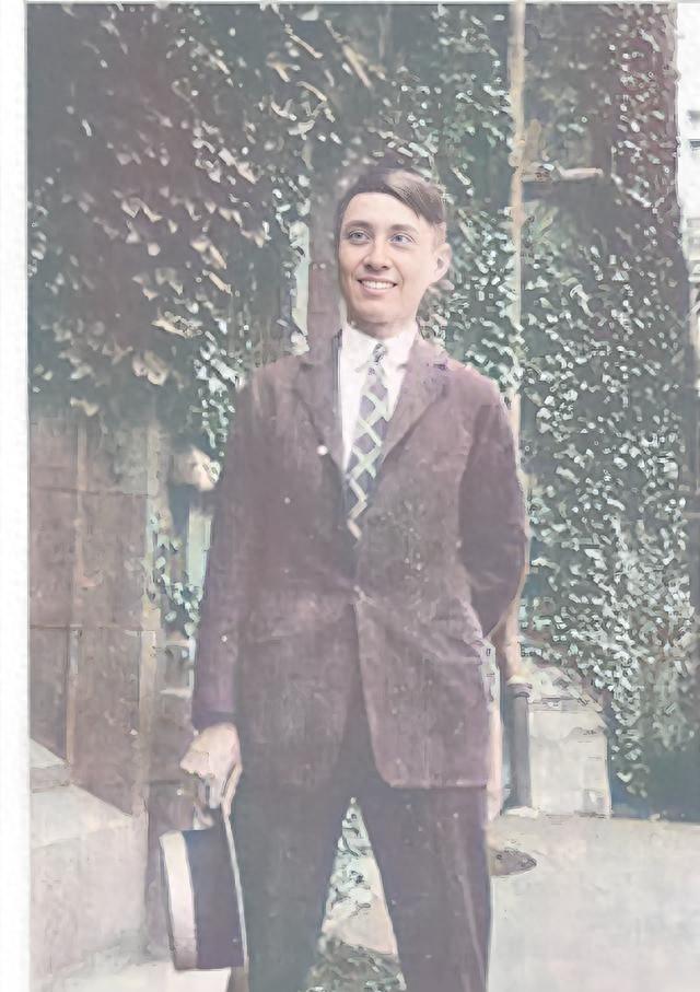 他高知高帅，对无才无貌的小脚妻子情有独钟，儿子杨振宁道出真相