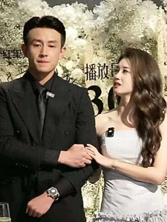 庆功宴上演员挽手笑自然，男主角眼神飘忽身体紧绷营销方案太明显