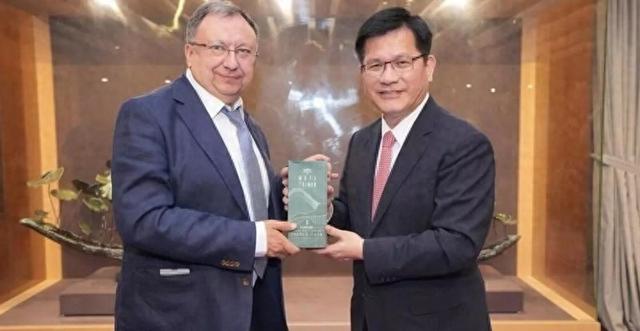 打破32年惯例，乌克兰专机降落台湾，逼大陆军援俄罗斯？