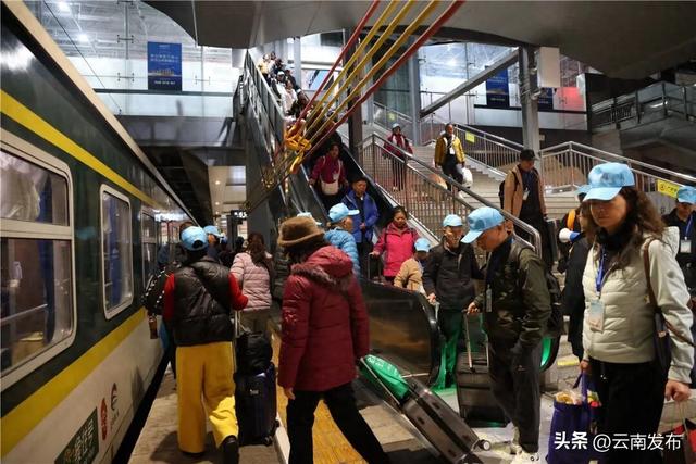 中老铁路开行今年首趟普惠型国际旅游列车