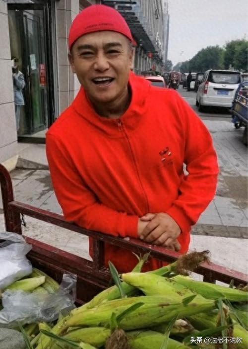 5位过气明星回归农村生活，风光不再，摆摊卖茶叶蛋，种地养猪
