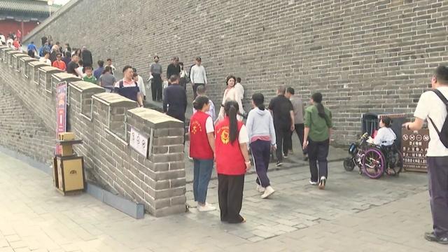 暖心服务“加码” 游客畅享古城之旅
