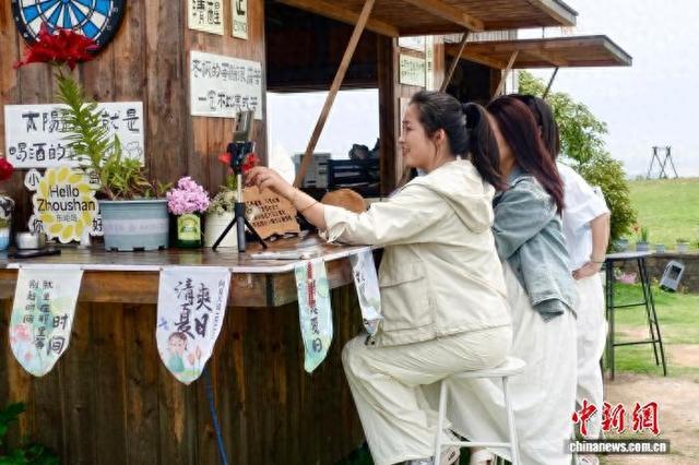 冷门小岛变身露营热地 浙江舟山东岠岛做对了什么？