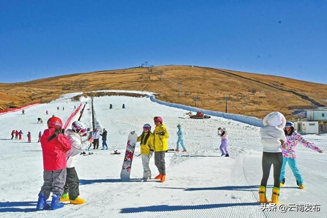 云南大海草山迎来新雪季