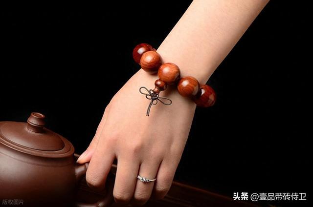 手串戴左手还是右手（文玩手串戴左手还是右手老祖宗的规矩与科学讲究）