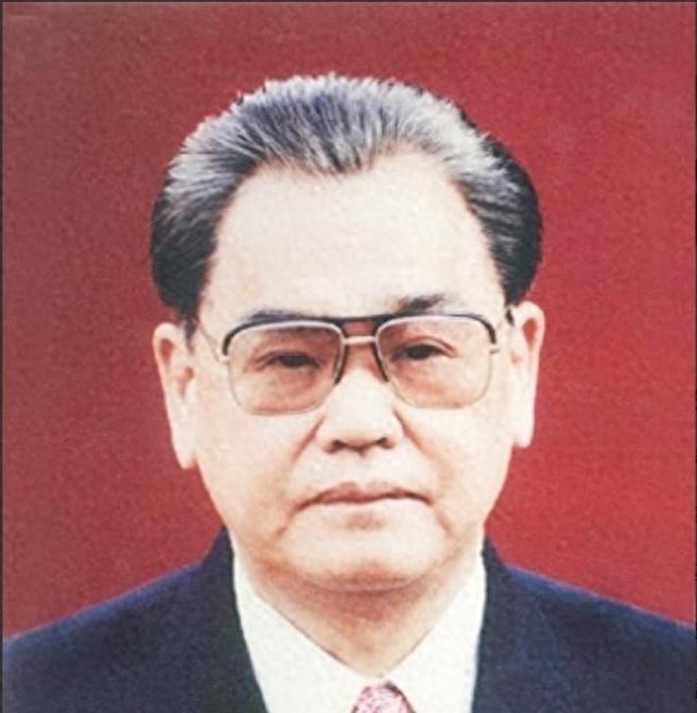 他是华国锋的接班人一心为国操劳，晚年回到家乡当农民