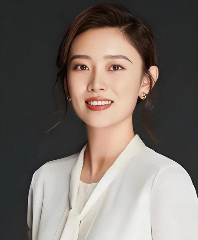 央视主持人李七月，不再被重用，38岁的她已经找到了自己的路