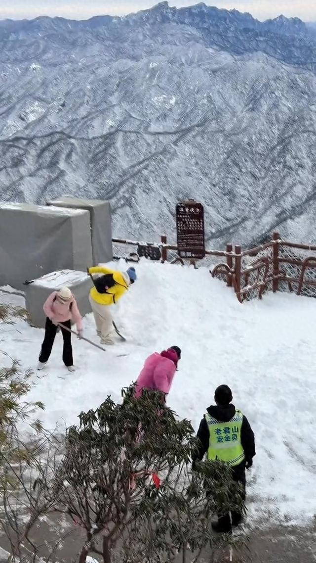 河南老君山“一夜白头”，多名游客主动帮忙铲雪，景区：可能是想体验一下，并非游玩项目