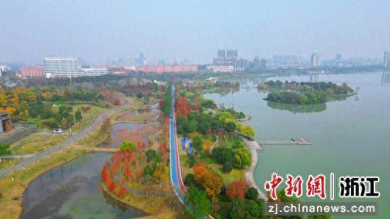 浙江金华开发区秋色宜人 湖西公园奏响“三重奏”
