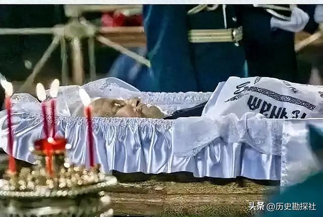 2007年，叶利钦病逝后的遗容，他双眼紧闭，神态安详，宛如沉睡