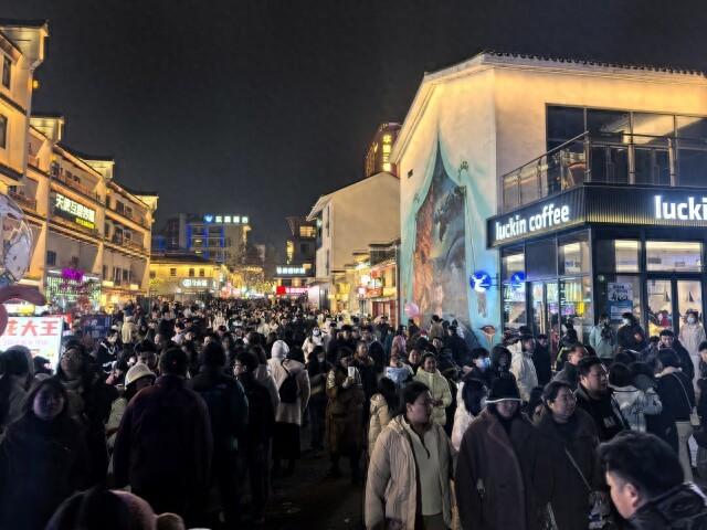 岳阳楼的隔壁，“藏着”一条“必打卡”老街！