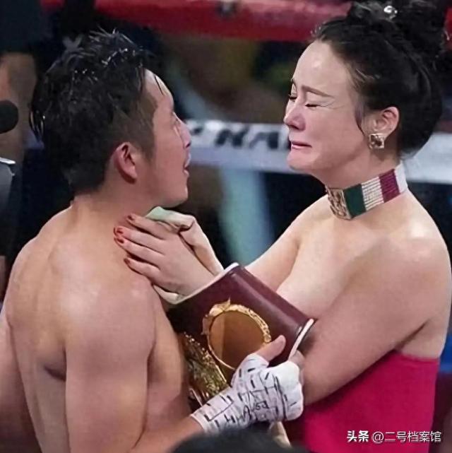 继"拳王"邹市明损失2亿后 又因妻子冉莹颖喝多上台吹瓶，羞愧捂脸