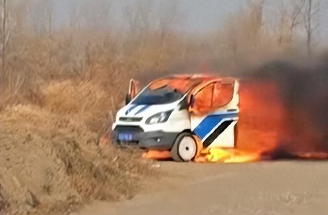 沈阳一男子上坟烧纸时，不慎引燃自家车辆后淡定合影：车价值约15万，为救小狗冲入火场，自己多处被烧伤