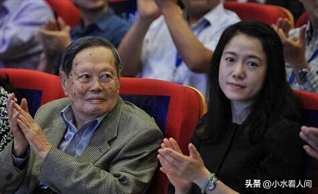 万万没想到	，杨振宁去世，恶心一幕，有人喊她继续照顾杨振宁儿子