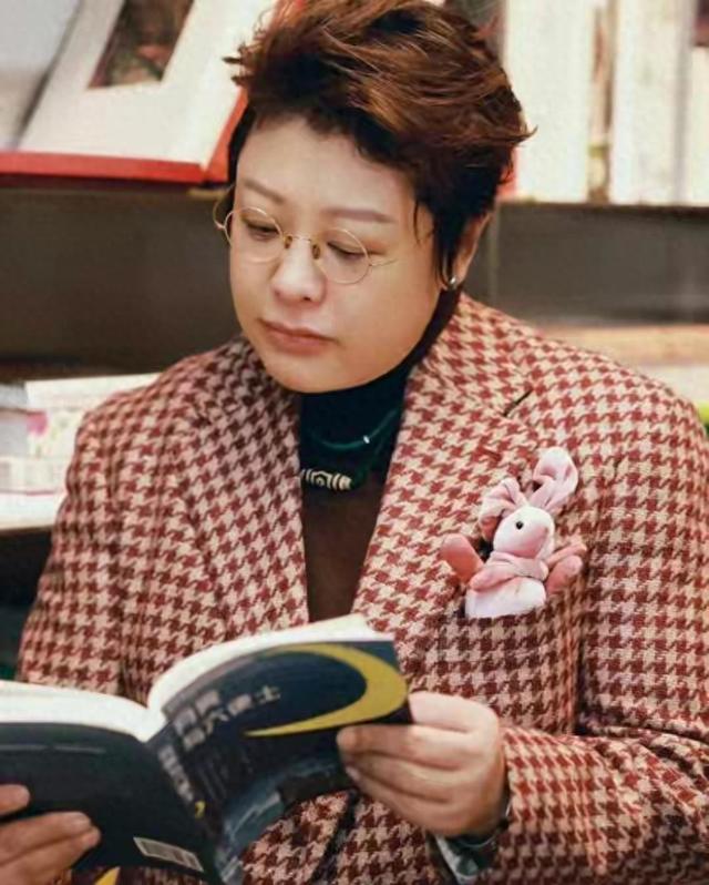 天哪，韩红变化太大了！打扮得真好看，美得我都差点没认出来。