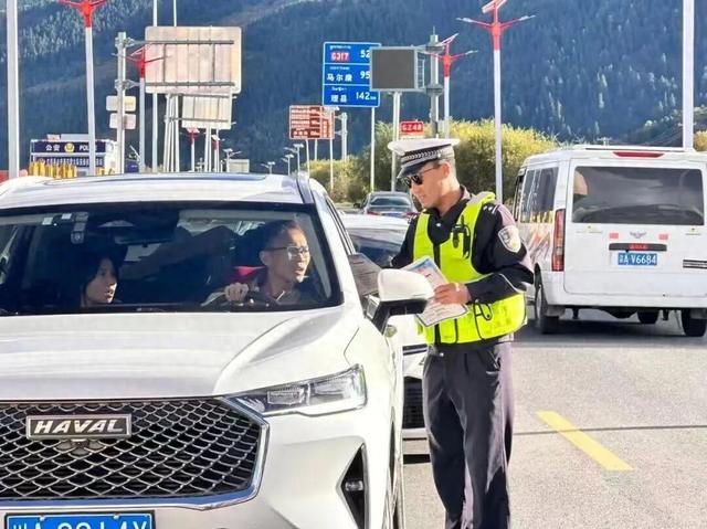 您的诗与远方，他们都始终在场——致敬国庆里的阿坝守护色