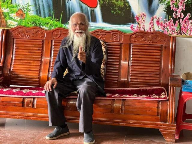 探访巴马长寿村百岁老人：经历过至亲离别，但他“看得淡”，“这里八十岁以上才算老人”