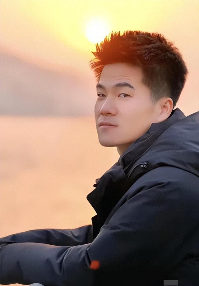 官媒发文，高调官宣32岁董宇辉喜讯，全网恭喜，终于等到这一天