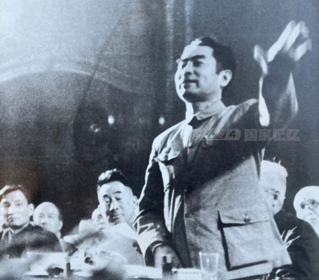 此人两次被开除党籍，多次与周总理争论，周：你给我滚出去