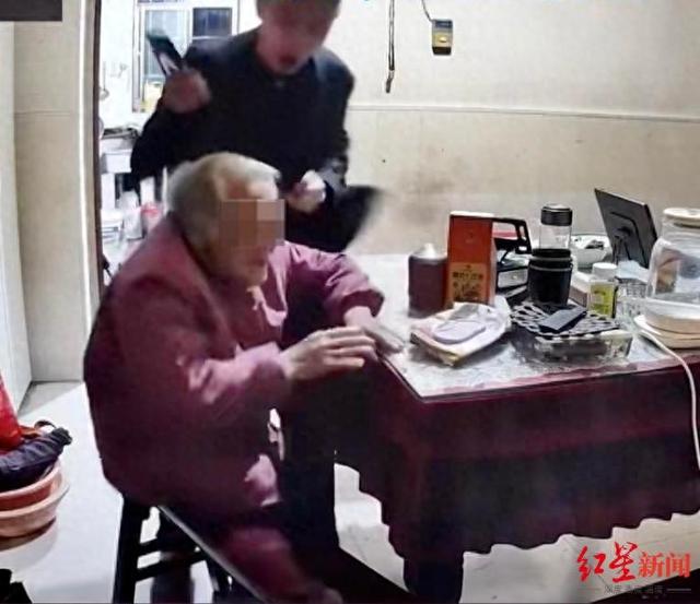 55岁男子殴打92岁母亲被刑拘	，邻居称事后老母亲曾拿500元想保儿子回家：宠得不得了，他要什么就给什么
