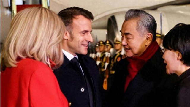 马克龙抵华风光无限，中法穿搭很讲究，机场的两抹红格外亮眼