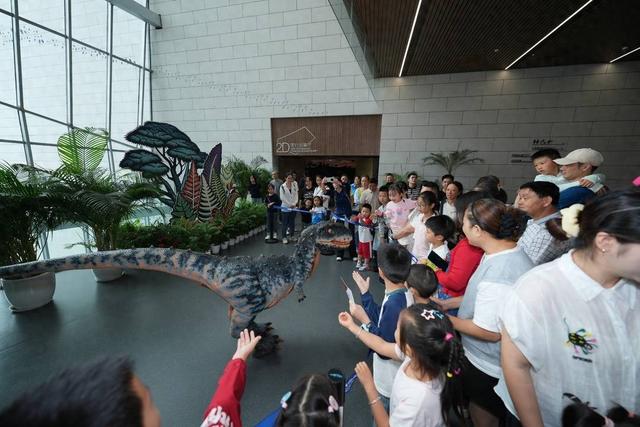 天府之国是什么动物移动端（恐龙遇见AI机器人 成都自然博物馆国庆开启白黑超长待机模式｜锦绣天府·安逸四川）